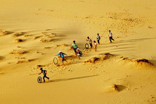 남꾸엉 사구는 닌투안 중심부에 자리한 매력적인 "미니 사막"입니다.