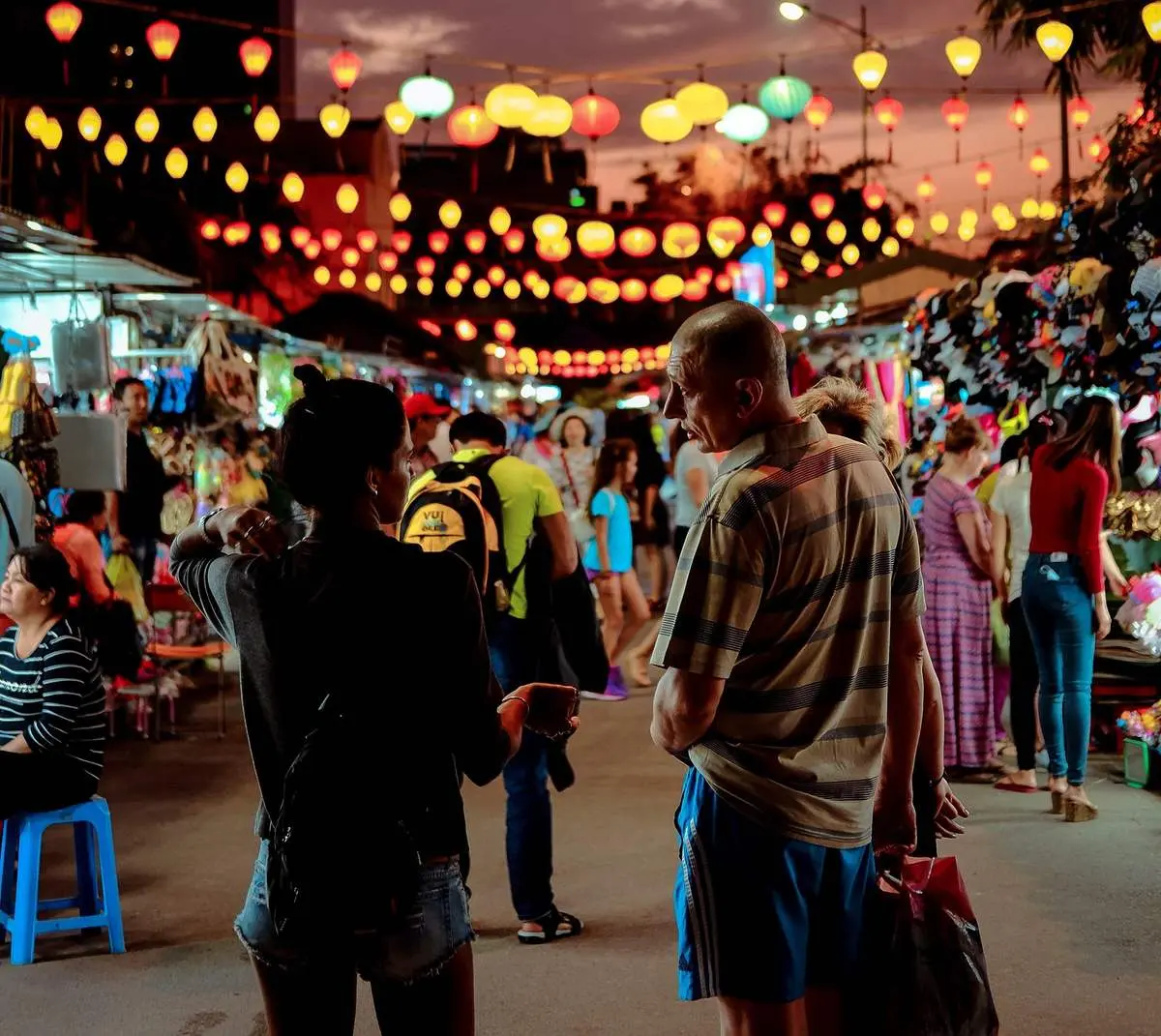 kham-pha-cho-dem-nha-trang-nơi-ban-tat-tan-tat-moi-thu-co-o-thanh-pho-bien-2-1623171432