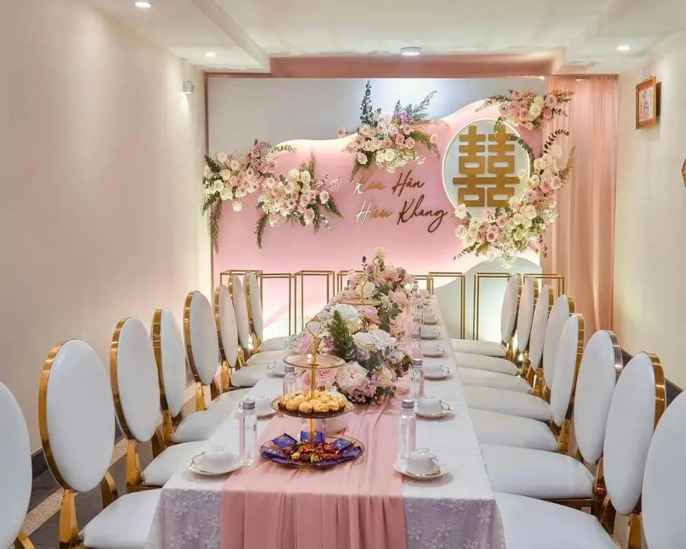 Trang-tri-ban-ghe-cho-le-cuoi