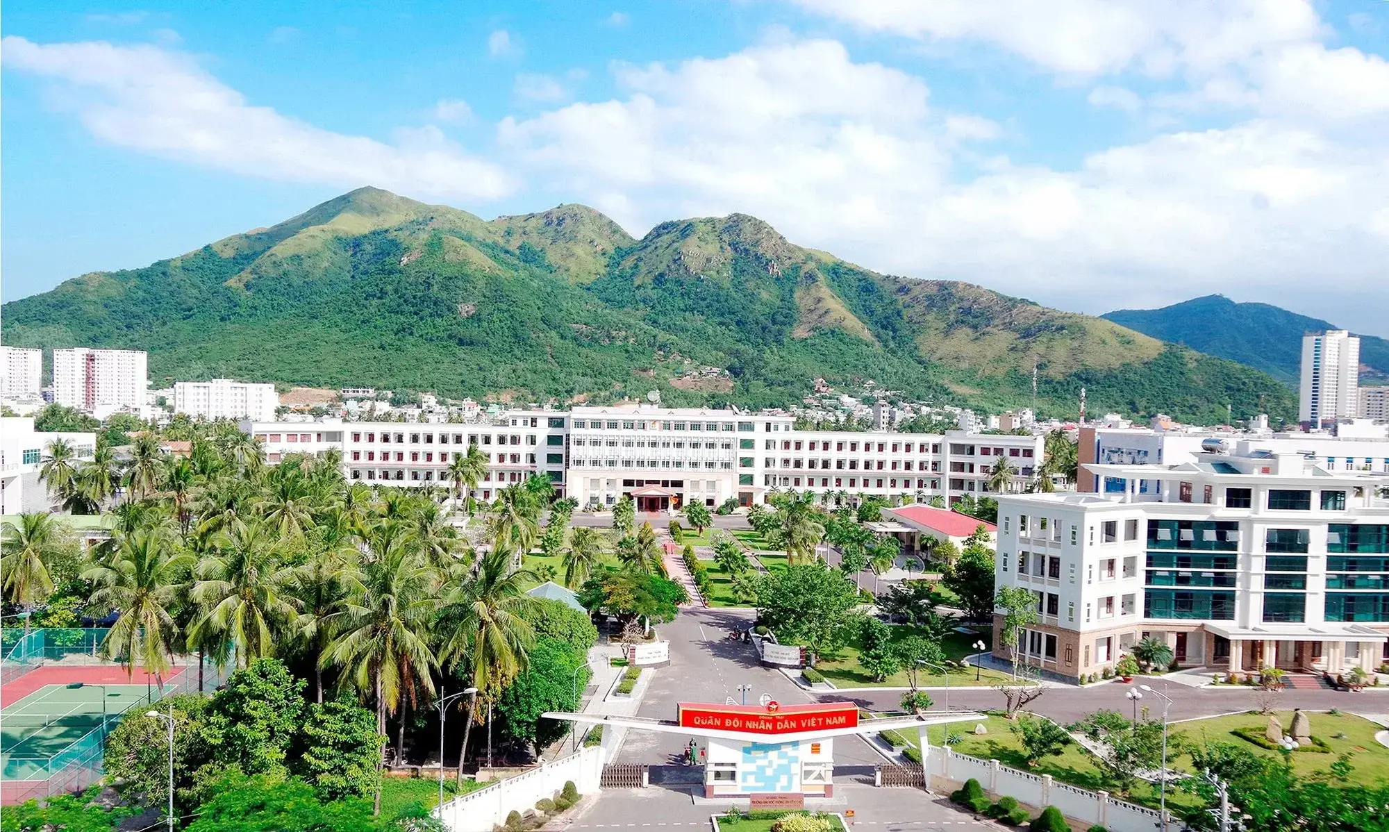 6566e88ee10b2a0052ef499f-thumbnail-truong-si-quan-thong-tin-he-quan-su-dai-hoc-thong-tin-lien-lac