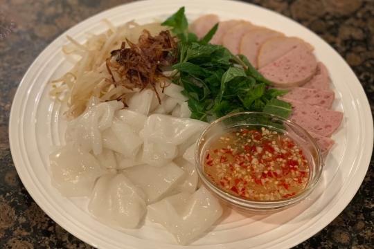 Горячие паровые рисовые рулеты в ресторане O ​​Quynh