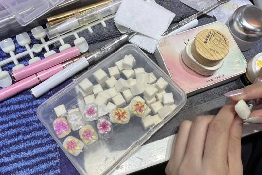 Tiệm Nail & More Giao Anh