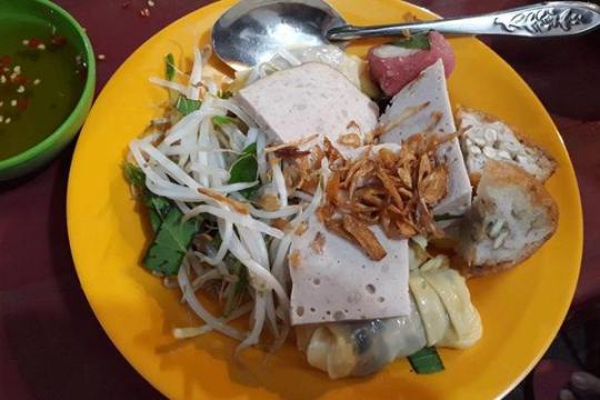 Горячие паровые рисовые рулеты в ресторане O ​​Quynh