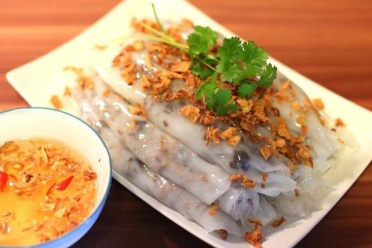 Горячие паровые рисовые рулеты в ресторане O ​​Quynh