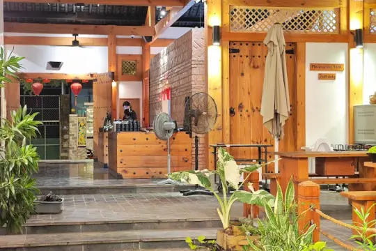 Quán Cơm Niêu Nhà Gỗ
