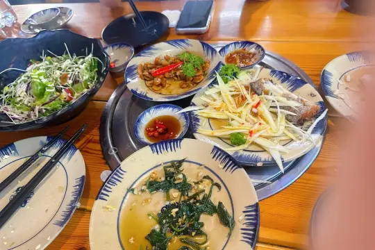Quán Cơm Niêu Nhà Gỗ