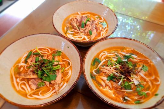 Van Gia Scallion Rice Noodle Soup & Fish Cake Vermicelli _ Co Bau