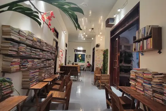 평온한 하루 – 북부 나트랑의 카페 & 헌책방