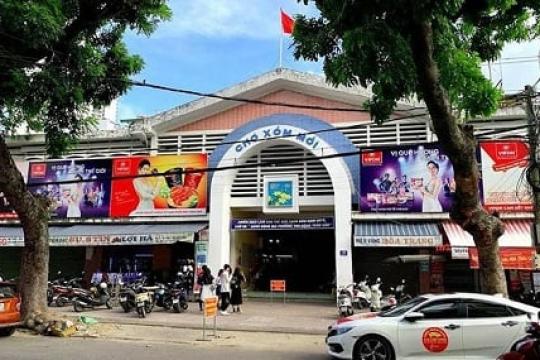 나트랑의 솜모이 시장 – 전통적인 쇼핑과 먹거리를 즐길 수 있는 곳입니다.