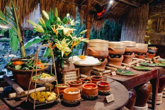 나트랑 쑤아 레스토랑 – 해안 도시 중심부에서 즐기는 소박한 식사 경험.