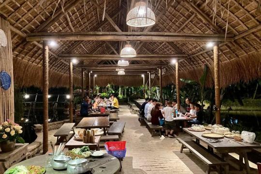 나트랑 쑤아 레스토랑 – 해안 도시 중심부에서 즐기는 소박한 식사 경험.