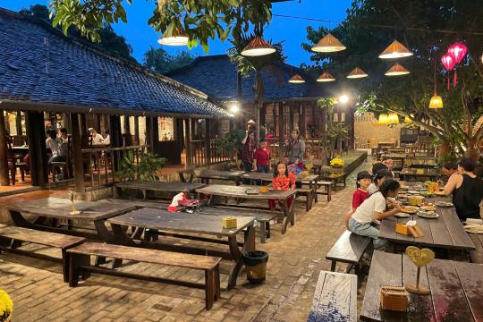 나트랑 쑤아 레스토랑 – 해안 도시 중심부에서 즐기는 소박한 식사 경험.